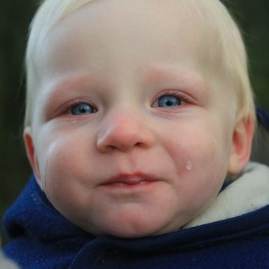 Dreumes met traan, symbool voor emotie-acceptatie in opvoeding

