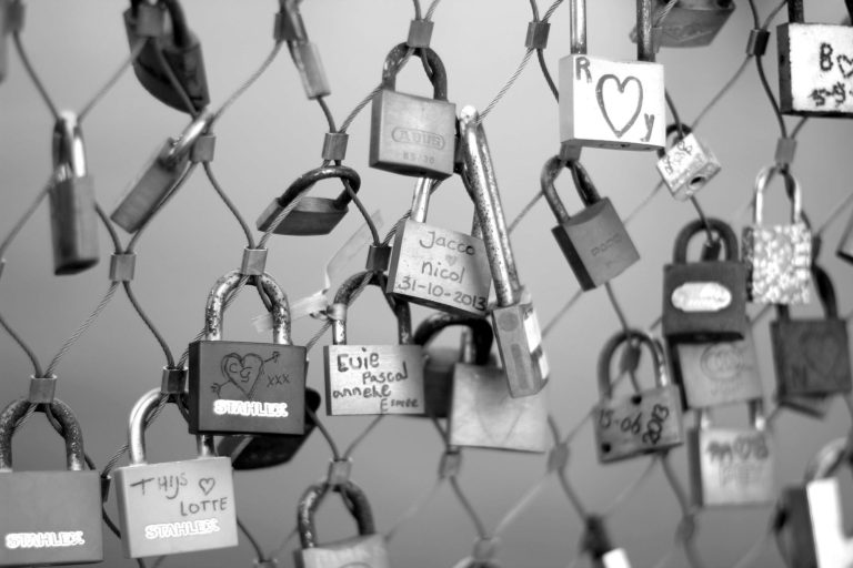 Slotjes aan een brug, symbool voor veiligheid en veerkracht in psychologie

